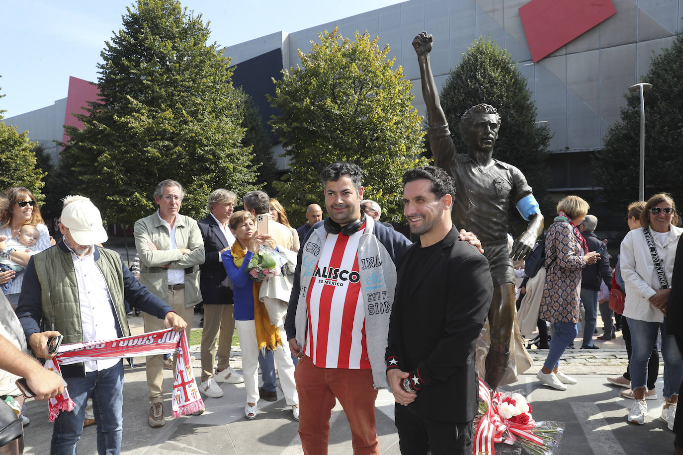 Quini, eterno en El Molinón: las imágenes de la inauguración de la escultura en Gijón