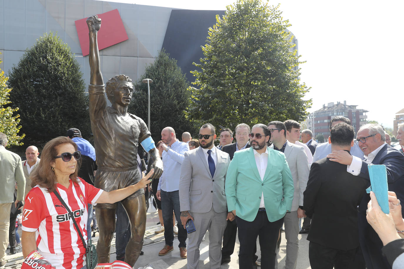 Quini, eterno en El Molinón: las imágenes de la inauguración de la escultura en Gijón