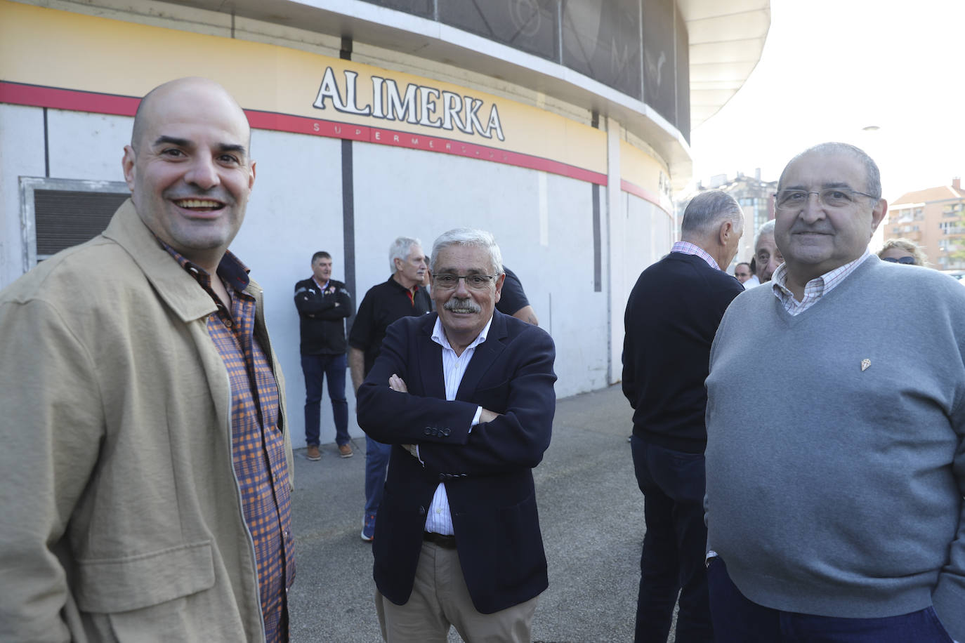 Quini, eterno en El Molinón: las imágenes de la inauguración de la escultura en Gijón