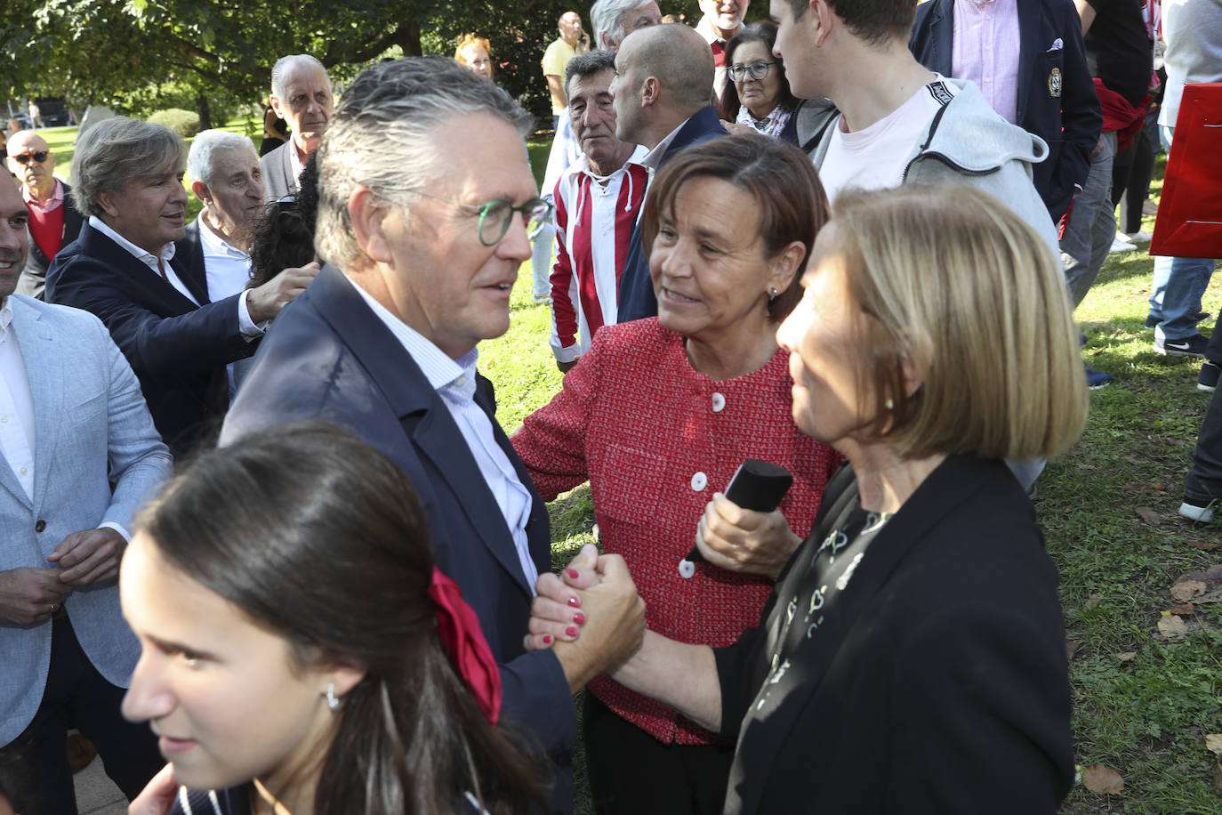 Quini, eterno en El Molinón: las imágenes de la inauguración de la escultura en Gijón