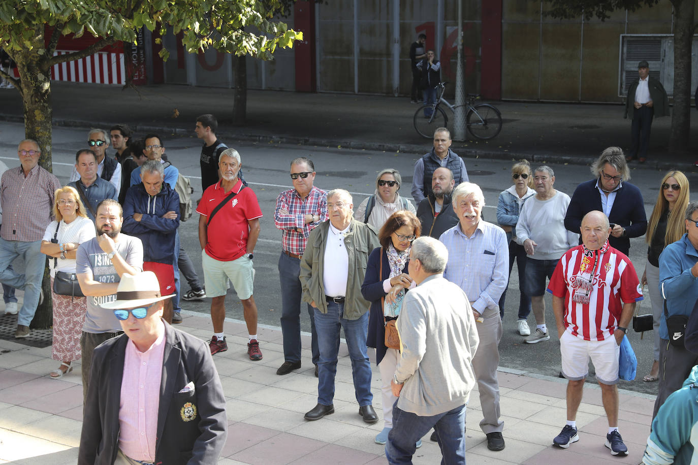 Quini, eterno en El Molinón: las imágenes de la inauguración de la escultura en Gijón