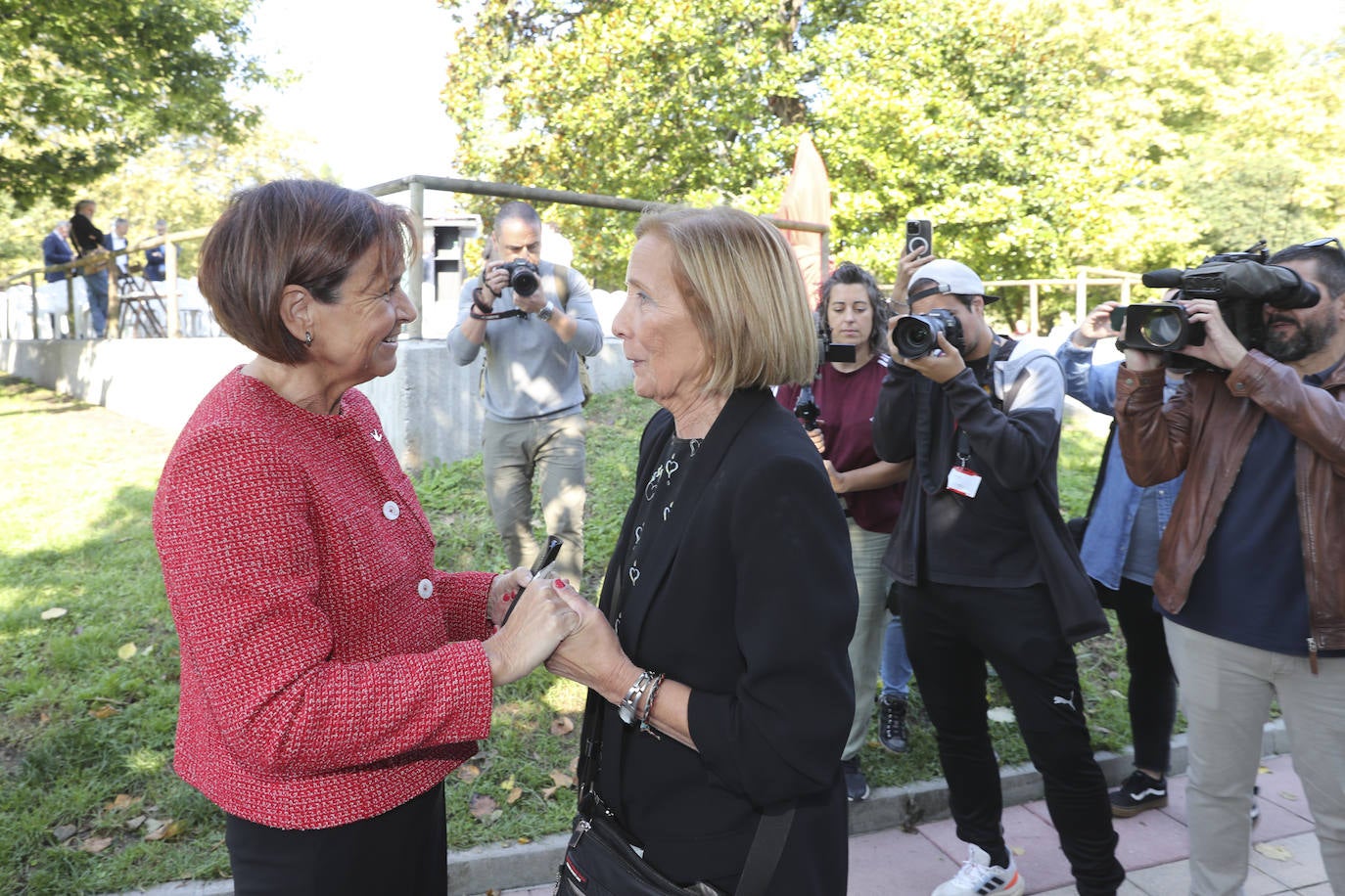 Quini, eterno en El Molinón: las imágenes de la inauguración de la escultura en Gijón