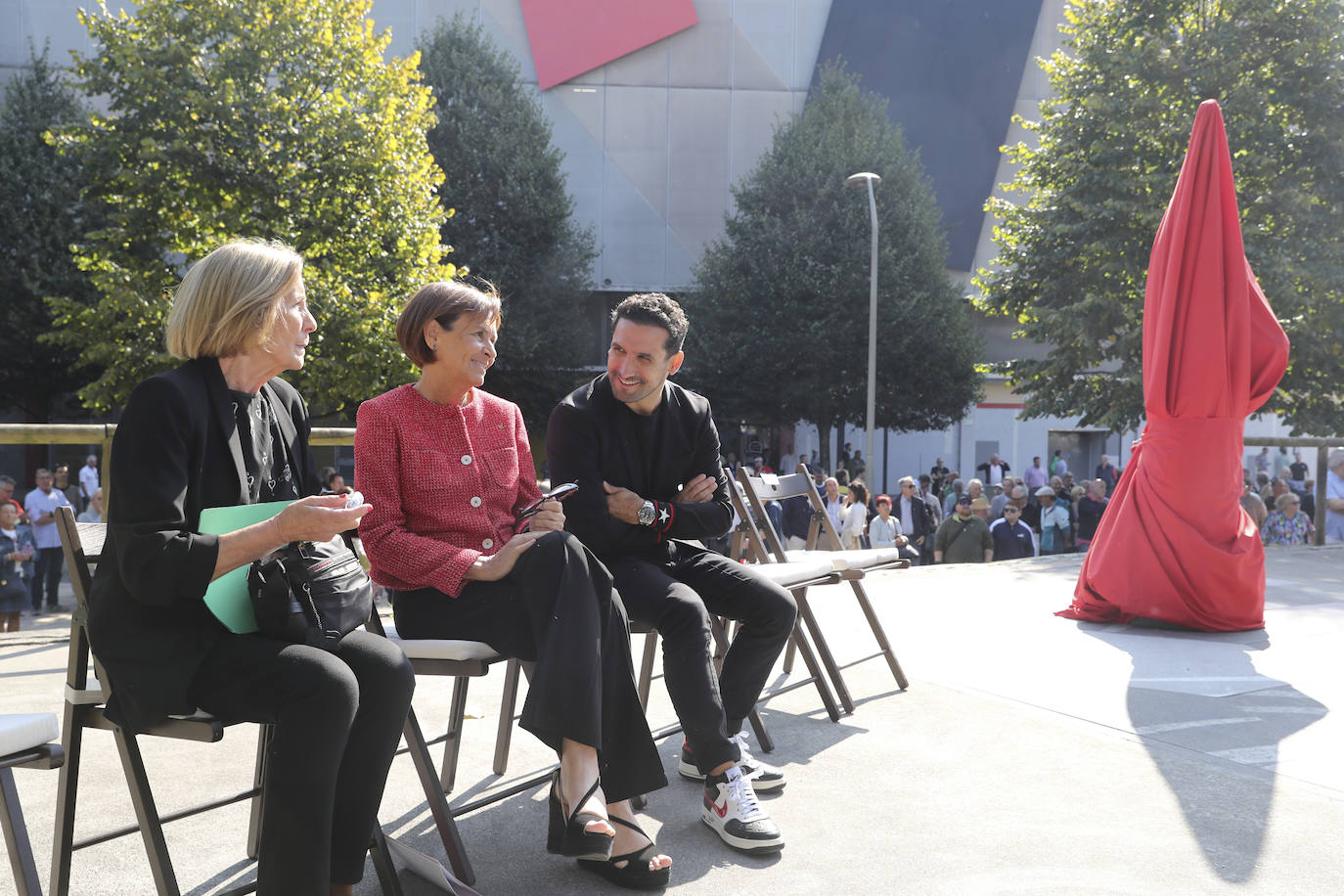 Quini, eterno en El Molinón: las imágenes de la inauguración de la escultura en Gijón