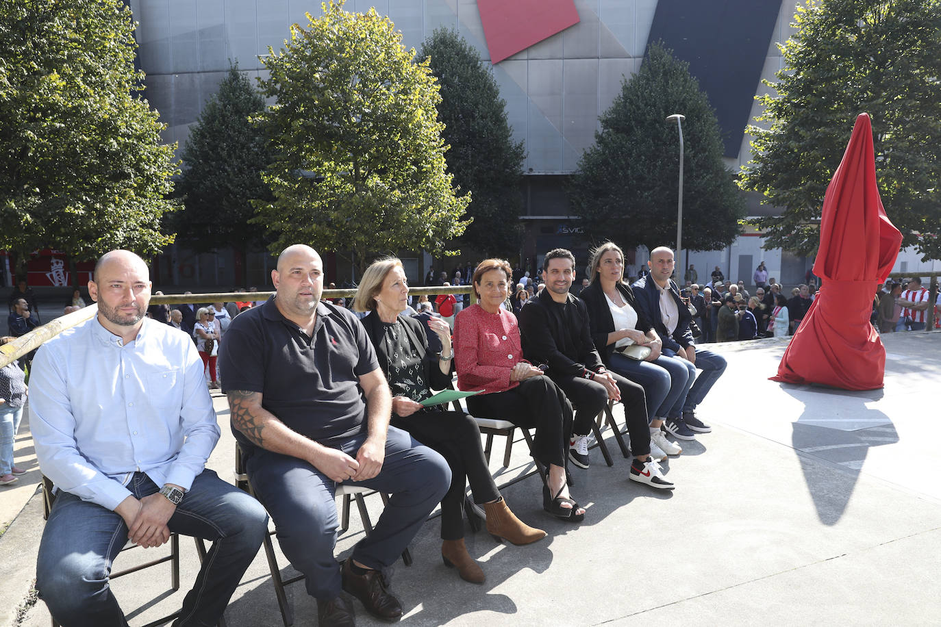 Quini, eterno en El Molinón: las imágenes de la inauguración de la escultura en Gijón