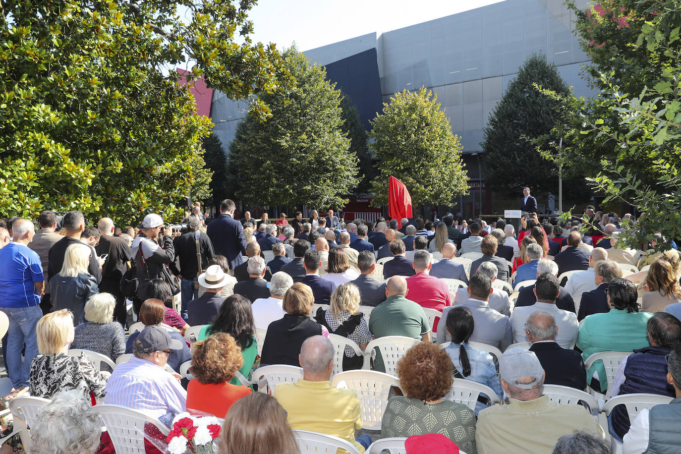 Quini, eterno en El Molinón: las imágenes de la inauguración de la escultura en Gijón