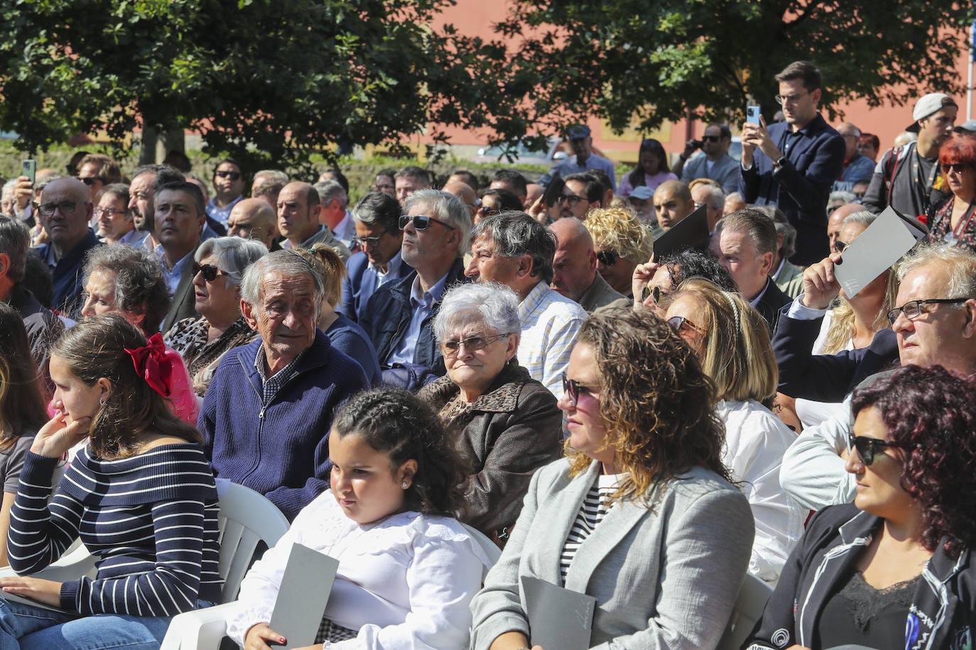 Quini, eterno en El Molinón: las imágenes de la inauguración de la escultura en Gijón