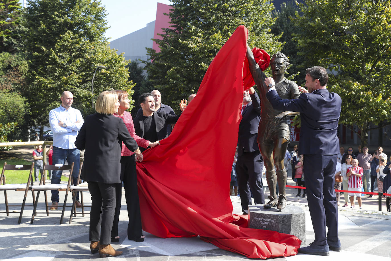 Quini, eterno en El Molinón: las imágenes de la inauguración de la escultura en Gijón