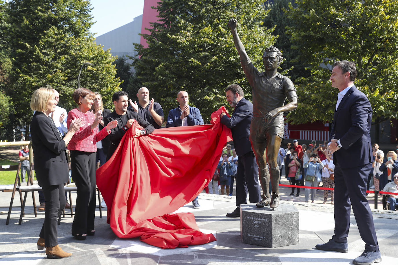 Quini, eterno en El Molinón: las imágenes de la inauguración de la escultura en Gijón