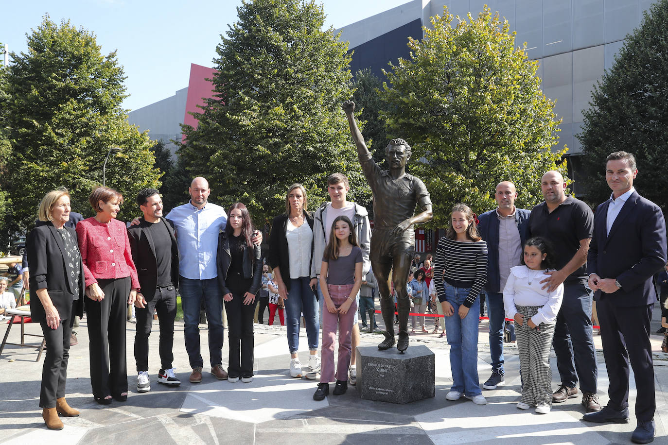 Quini, eterno en El Molinón: las imágenes de la inauguración de la escultura en Gijón