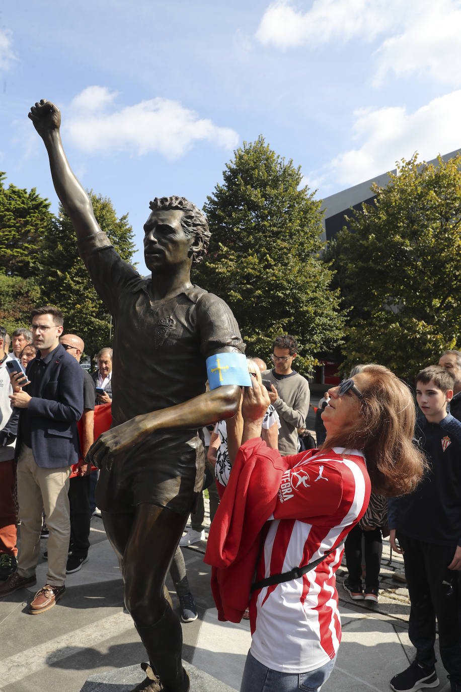 Quini, eterno en El Molinón: las imágenes de la inauguración de la escultura en Gijón