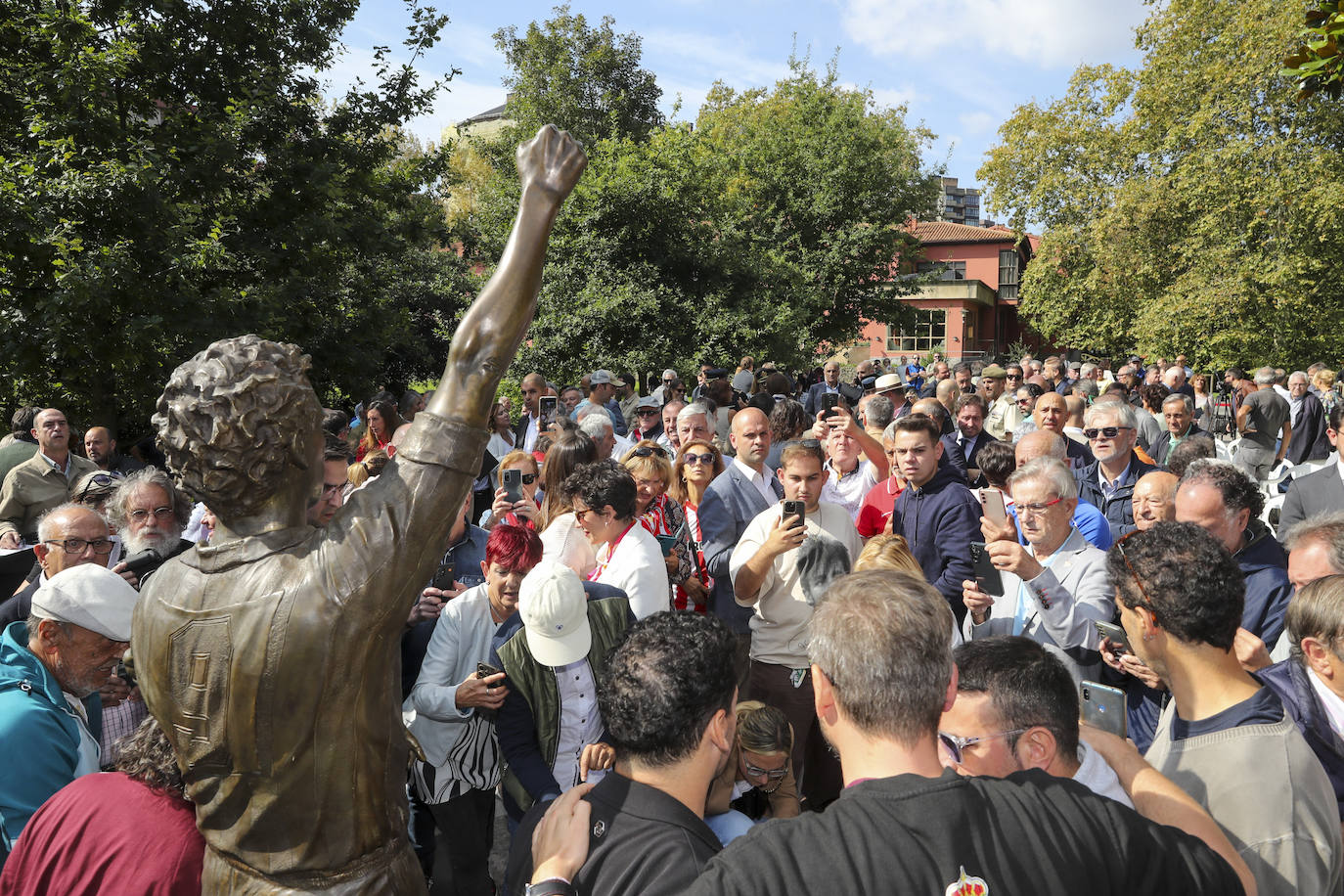 Quini, eterno en El Molinón: las imágenes de la inauguración de la escultura en Gijón