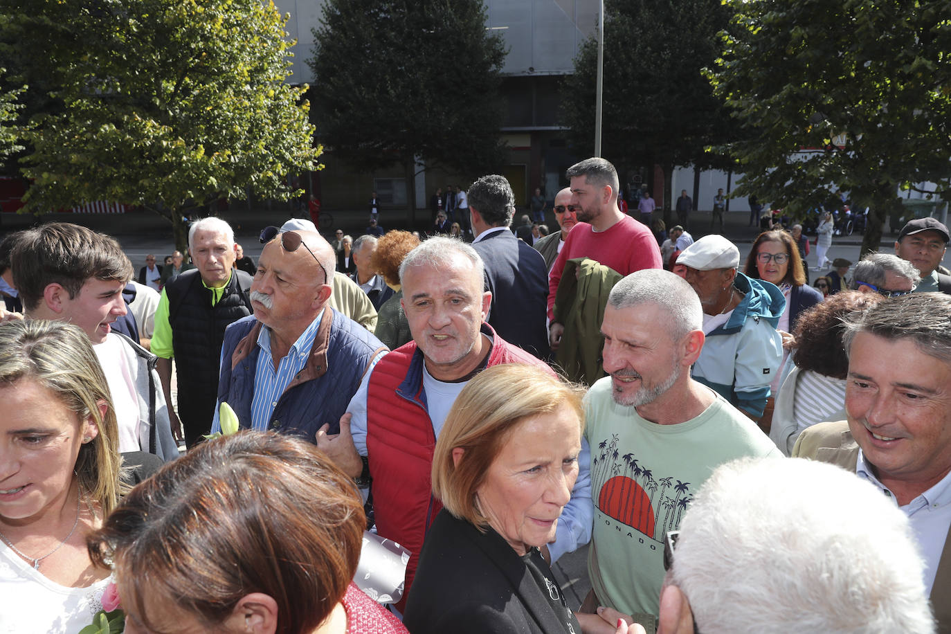 Quini, eterno en El Molinón: las imágenes de la inauguración de la escultura en Gijón