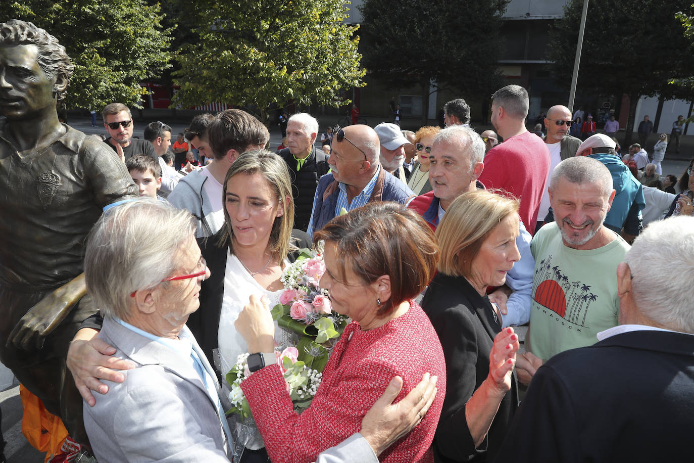 Quini, eterno en El Molinón: las imágenes de la inauguración de la escultura en Gijón