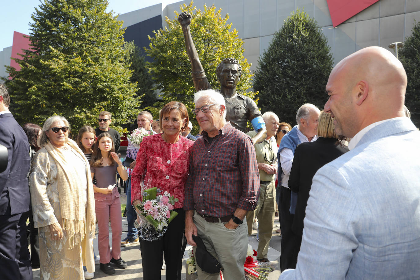 Quini, eterno en El Molinón: las imágenes de la inauguración de la escultura en Gijón