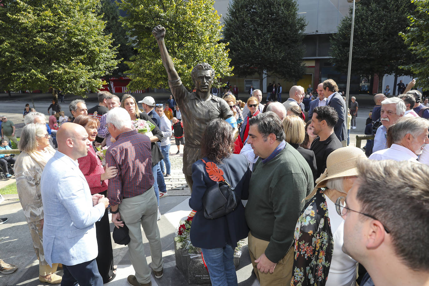 Quini, eterno en El Molinón: las imágenes de la inauguración de la escultura en Gijón