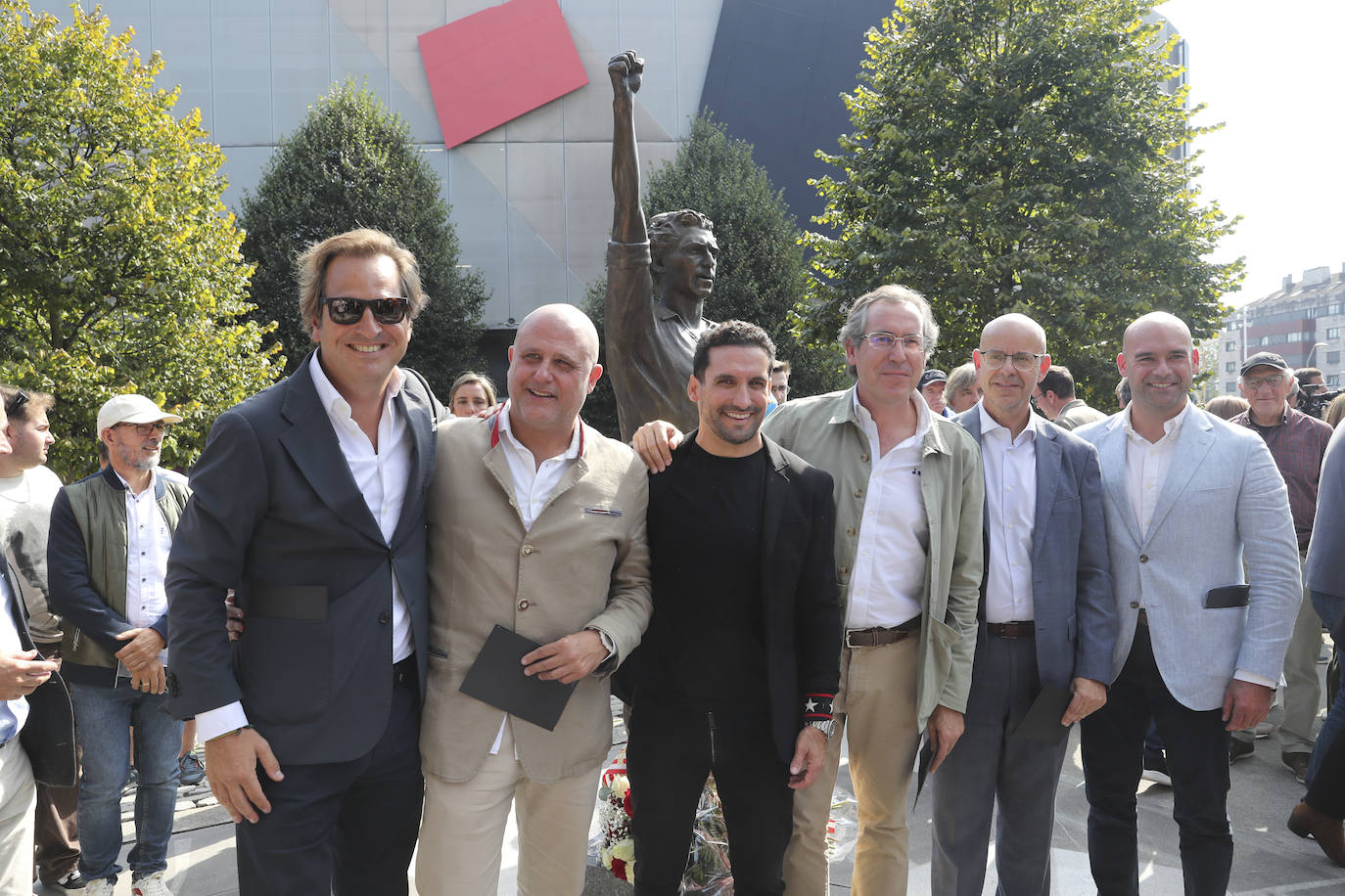 Quini, eterno en El Molinón: las imágenes de la inauguración de la escultura en Gijón