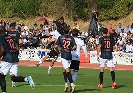 Alarcón se eleva sobre un jugador del Salamanca el domingo.