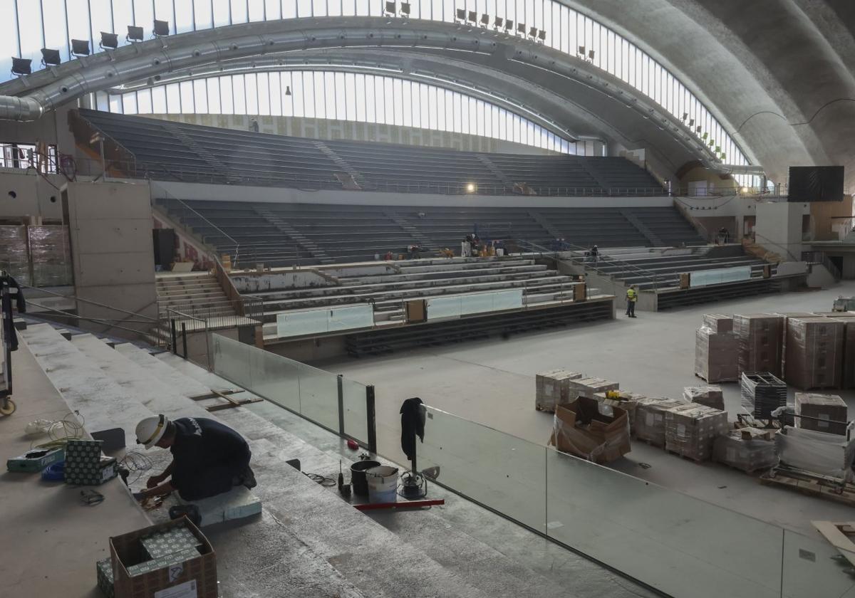 Los operarios de la empresa Constructora San José trabajan en el interior del Palacio, cuya remodelación ya está muy avanzada.