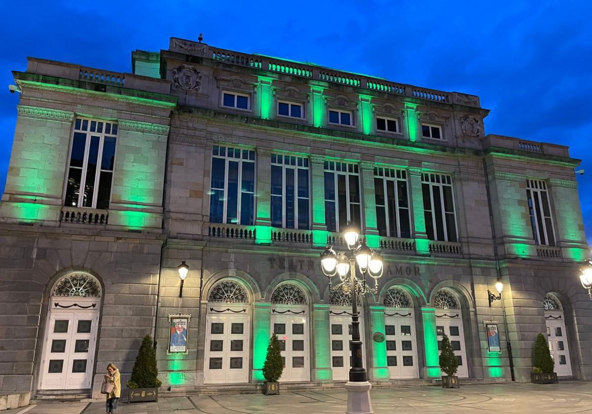 El Teatro Campoamor, anoche, iluminado de verde.