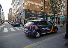 Policía Nacional en el barrio gijonés de La Calzada.