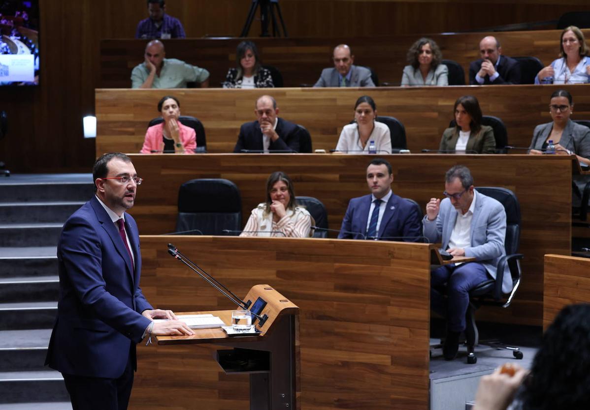 El presidente del Principado, Adrián Barbón, en la Junta General.