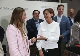 Carmen Moriyón conversa con Ángela Pumariega tras la presentación de 'Gijón lidera'.