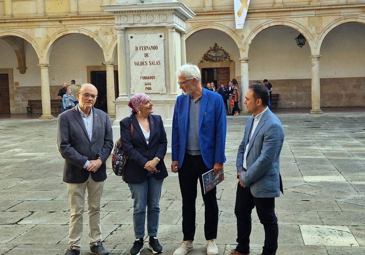 Por la izquierda, el Vicerrector de Estudiantes, Alfonso López Muñoz, la consejera de Salud, Concepción Saavedra; el presidente de Galbán Lennart Koch y el investigador principal del proyecto Identificación de Vulnerabilidades epigenómicas en el contexto de la leucemia infoblástica aguda infantil, Juan Ramón Tejedor.