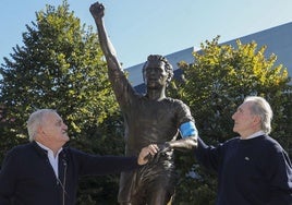 Pepe Lavandera, a la izquierda, con Iñaki Churruca, a la derecha, admirando ayer la estatua de 'El Brujo'.