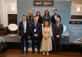 En primera fila, Rafael Domenech (BBVA), José García Casteleiro (BBVA), María Calvo (Fade) y Pedro Peón (Aleastur); detrás, Luisa Rodríguez (Atrevia), Cristina Alvarado, Ángela Pardeiro y Bruno López (Asturex).