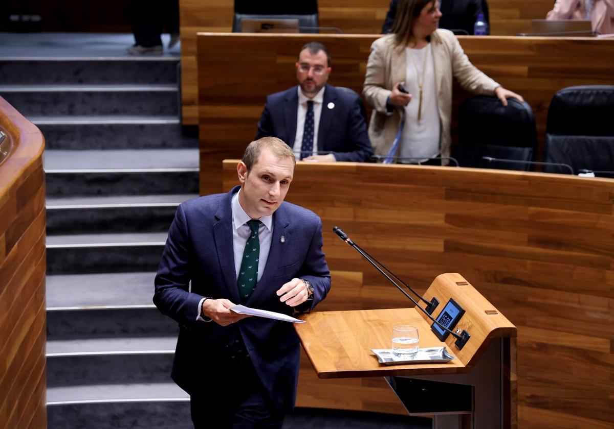 Adrián Pumares, dirigiéndose a la tribuna de oradores.