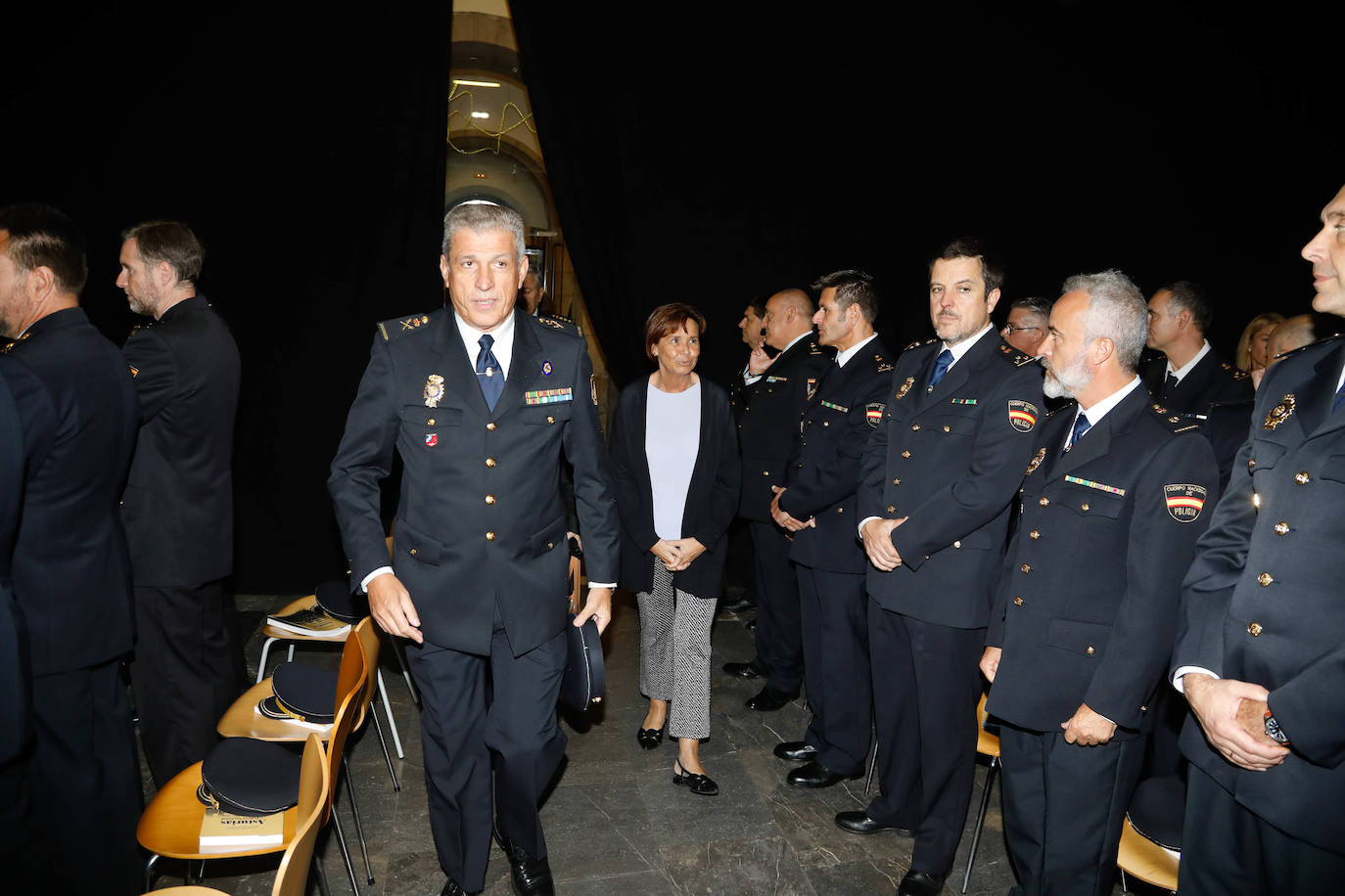 La historia del cuerpo de la Policía Nacional en Asturias, recopilada en 200 páginas