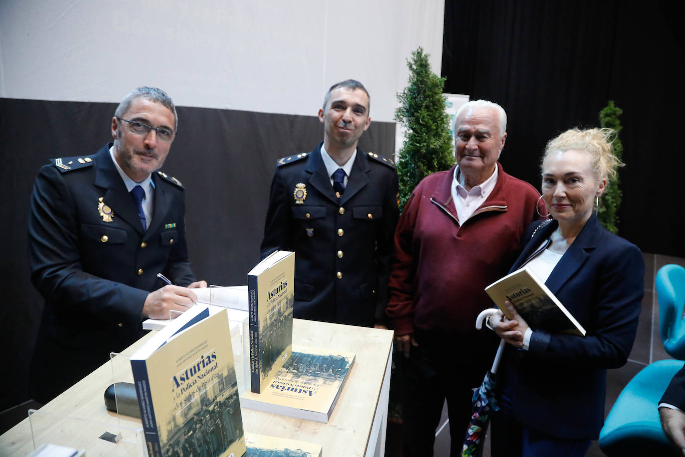 La historia del cuerpo de la Policía Nacional en Asturias, recopilada en 200 páginas