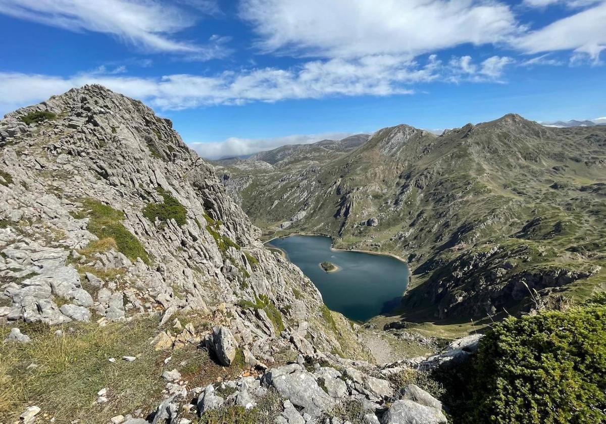 Una preciosa ruta al Lago del Valle y los picos La Mortera