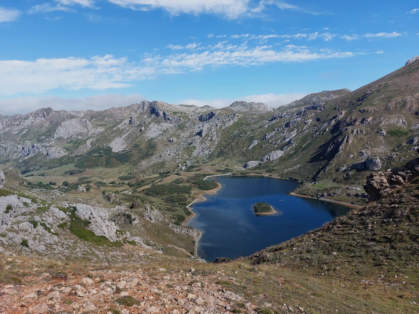 Vistas al lago del valle desde la zona de la canal que hay que remontar