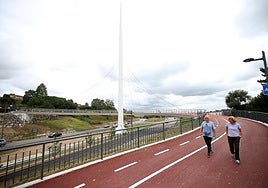 Dos señoras camina por el Arpa de Santullano, que se inauguró a mediados de julio.