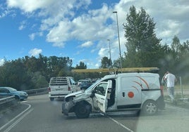 Estado en el que quedó la furgoneta implicada en el accidente.