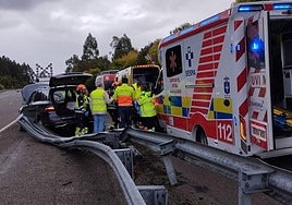 Dos heridos tras sufrir una salida de vía y estrellarse contra el quitamiedos en Castrillón