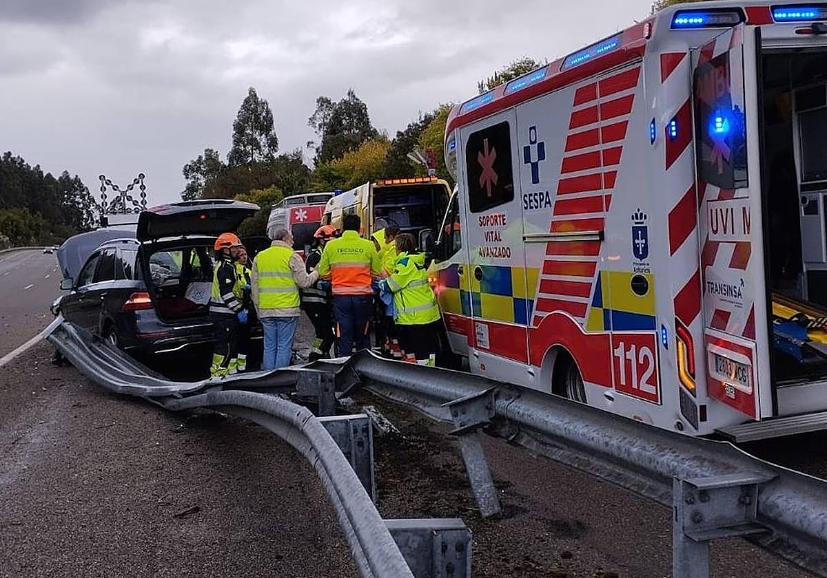 Dos heridos tras sufrir una salida de vía y estrellarse contra el quitamiedos en Castrillón