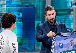 David Broncano muestra la camiseta del Sariego que le regaló la luchadora asturiana Merche García.