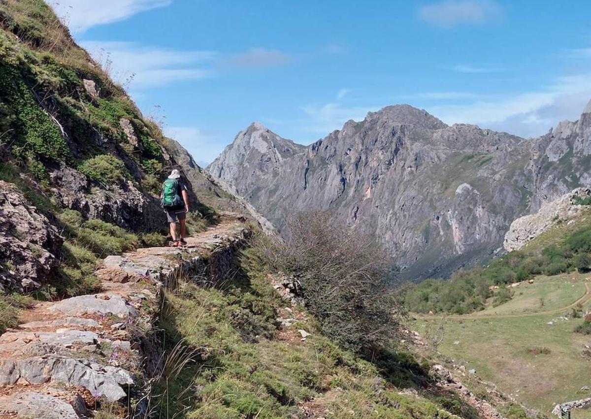 Imagen secundaria 1 - Canal de bajada de las Morteras/ sendero Veneiru/ teito junto al que enlaza el PR AS 15 de vuelta a Valle del Lago
