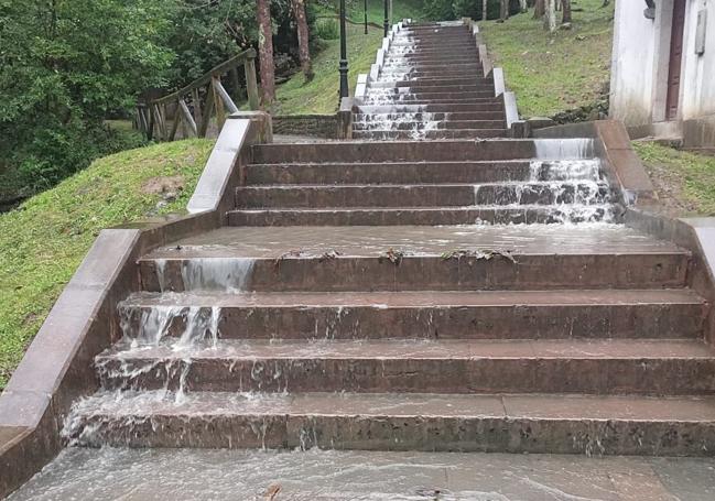 El paseo del Jardín del Príncipe, en Covadonga, parecía esta mañana un arroyo.