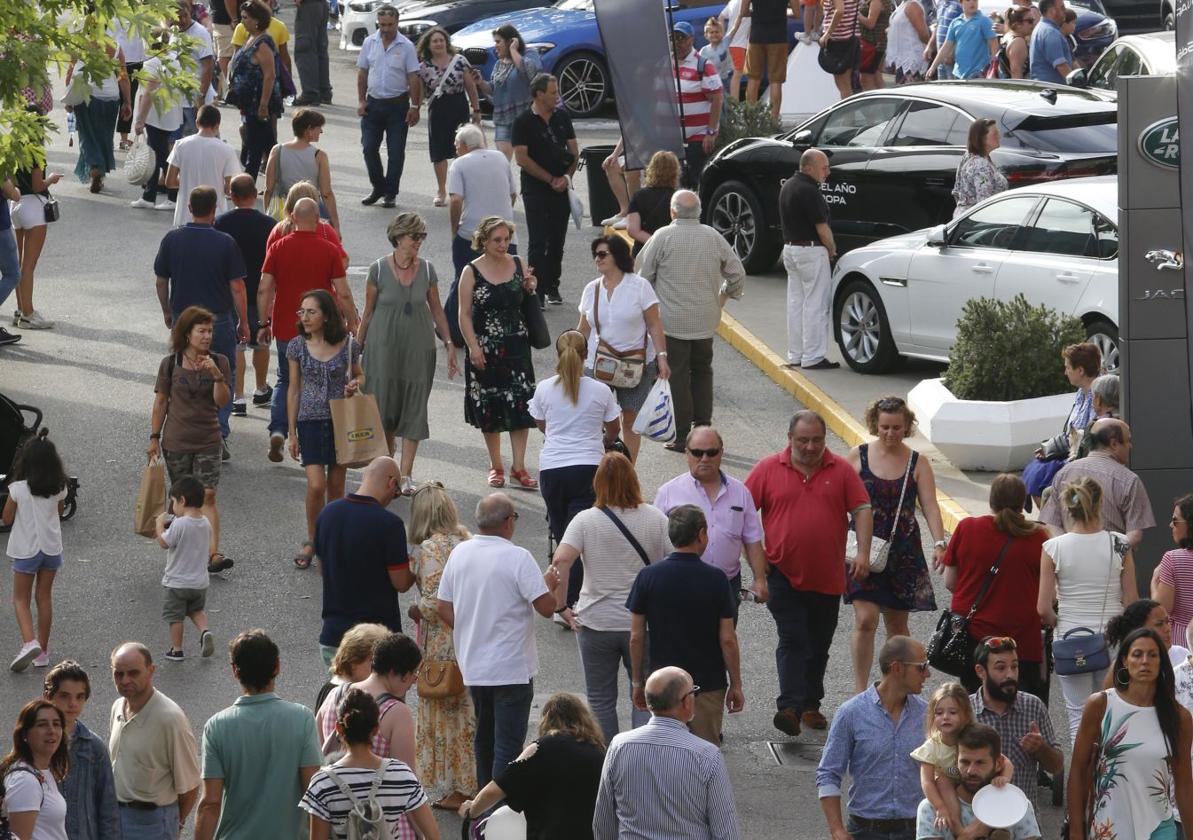 Público asistente a la Feria, una cita ineludible del verano en Asturias.