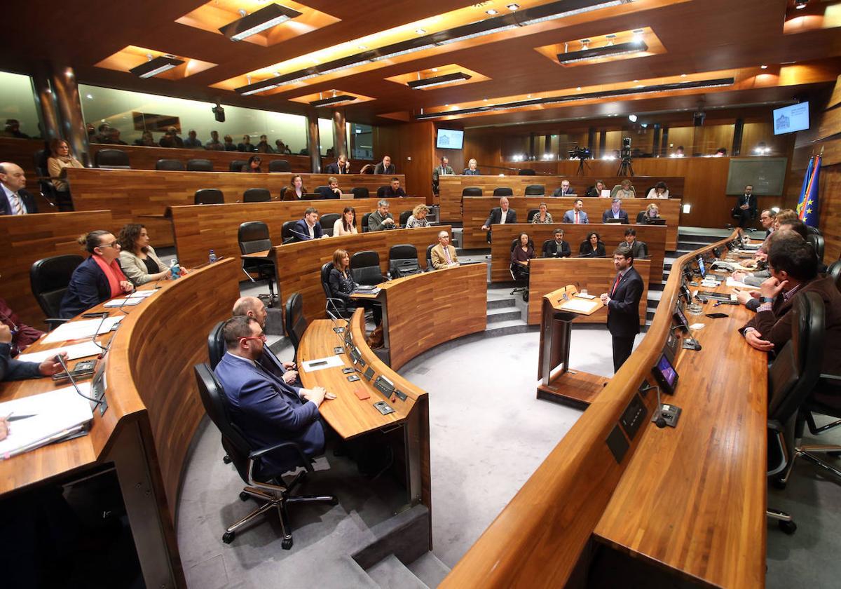 Bronca en la Junta por la ampliación de las comisiones para incorporar a los dos diputados del Grupo Mixto