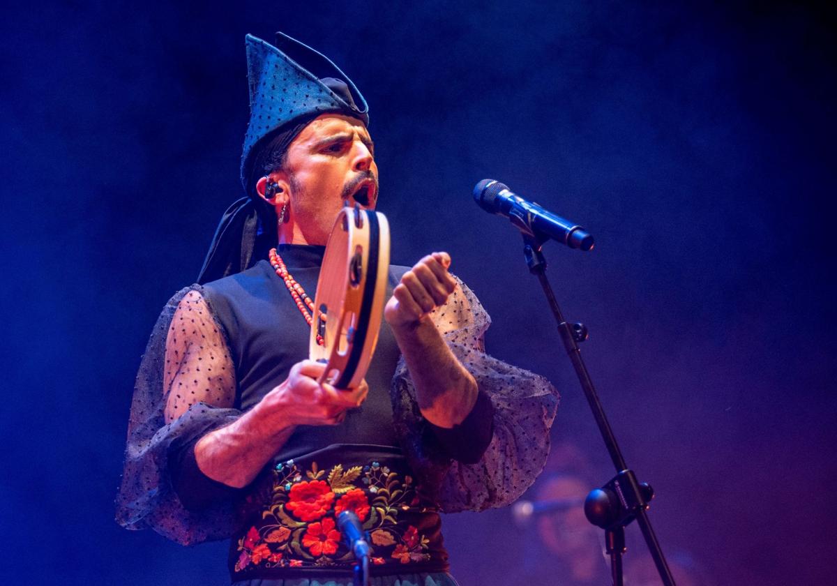 Rodrigo Cuevas, pandereta en mano, en pleno concierto.