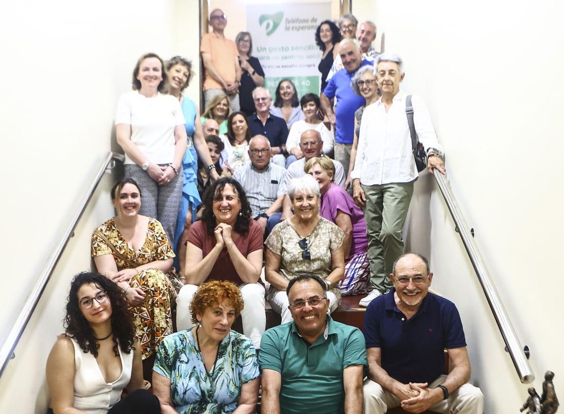 Equipo.No están todos los que son, pero sí son todos los que están. Foto de familia del equipo del Teléfono de la Esperanza en Asturias.