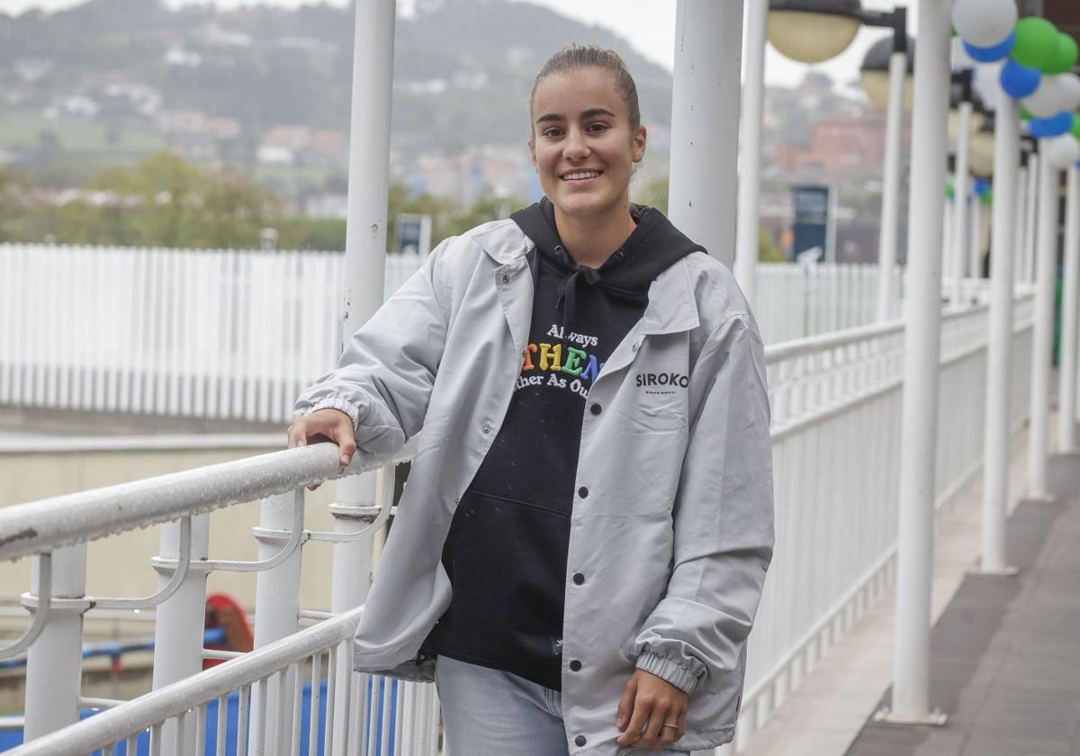 Pionera. La gijonesa Laura Fuertes, en el Club Natación Santa Olaya,donde empezó a practicardeporte.