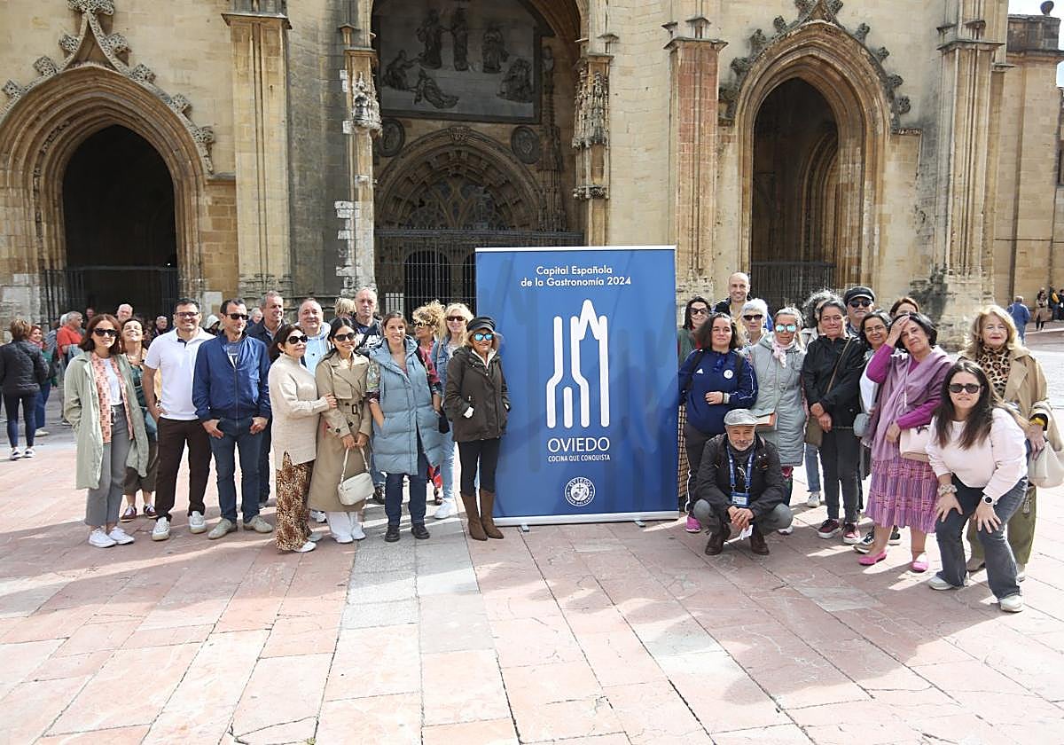 Los participantes en la visita vinculada a la Capital Española de la Gastronomía, en la Catedral.
