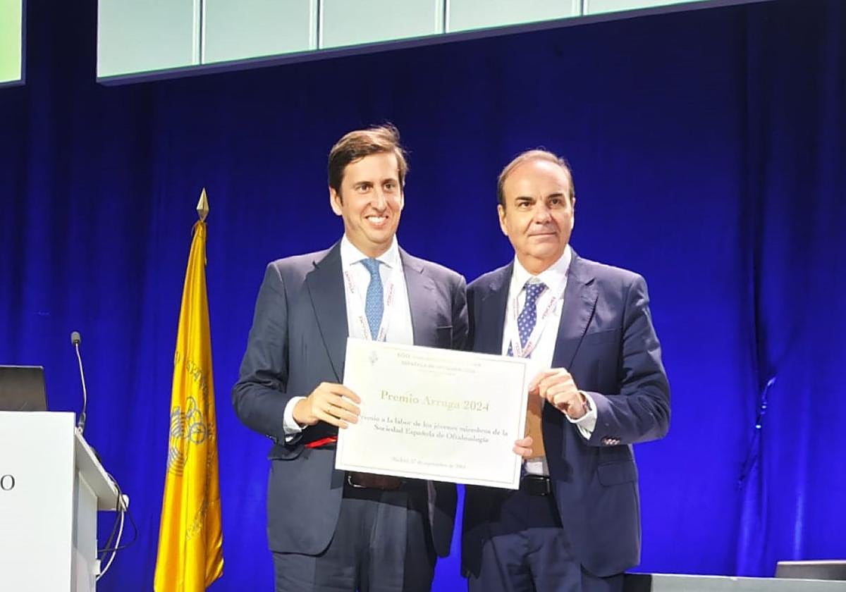Luis Fernández-Vega, a la izquierda, recibiendo el premio 'Arruga'.