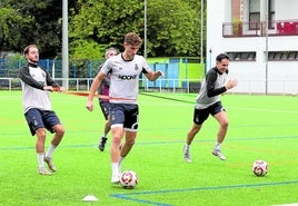 Josín, Javi Cueto y Soler, en el entrenamiento del Avilés el pasado jueves en La Toba.