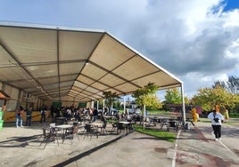 Carpa en el Parque Fluvial de Viesques, en Gijón, donde hay fiesta de viernes a domingo.